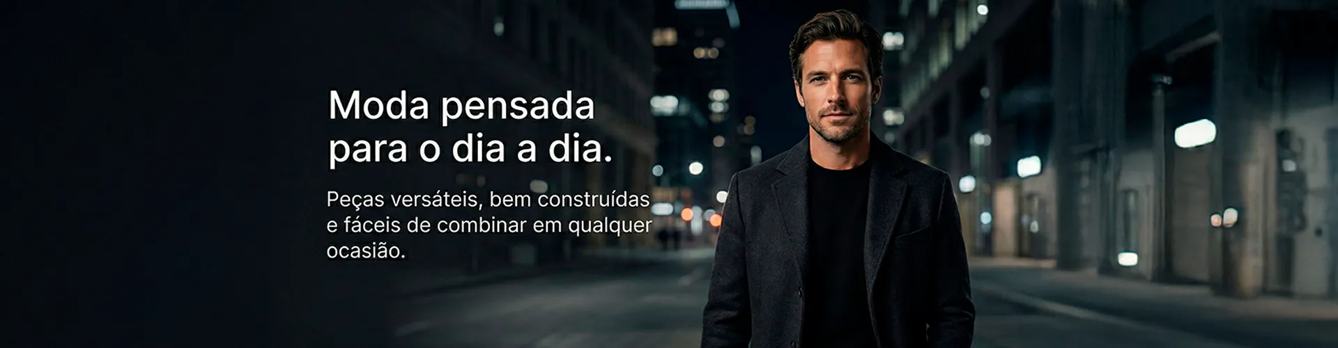 Um homem elegante vestido com blazer e camisa preta, ao fundo de prédios com luzes acesas a noite