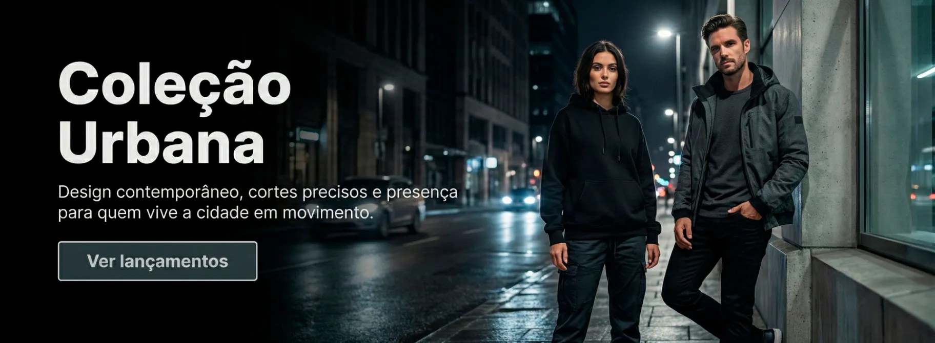 Um homem e uma mulher vestidos com roupas escuras, tons de preto e cinza, de pé em uma calçada ao lado esquerdo uma rua com carros passando